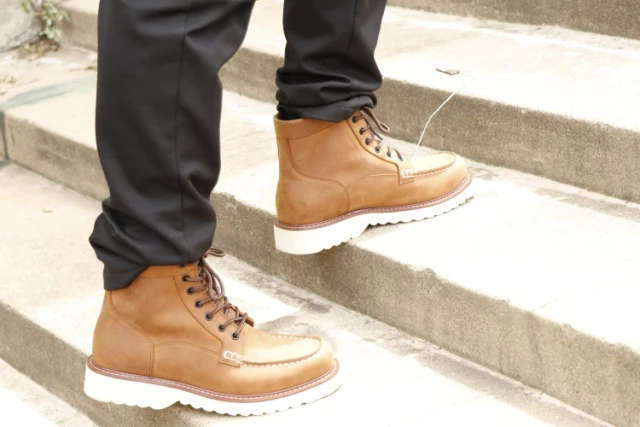 How Moc Toe Boots Solve Workplace Safety and Comfort Challenges