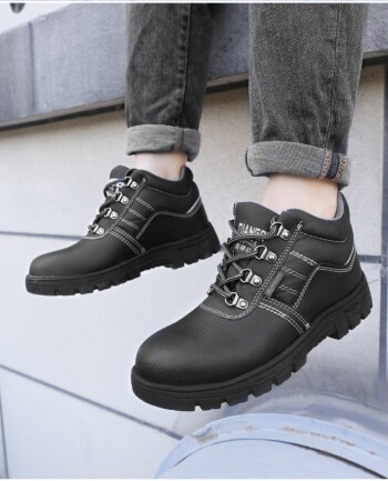 How to Choose Safety Boots That Actually Protect Against Workplace Hazards