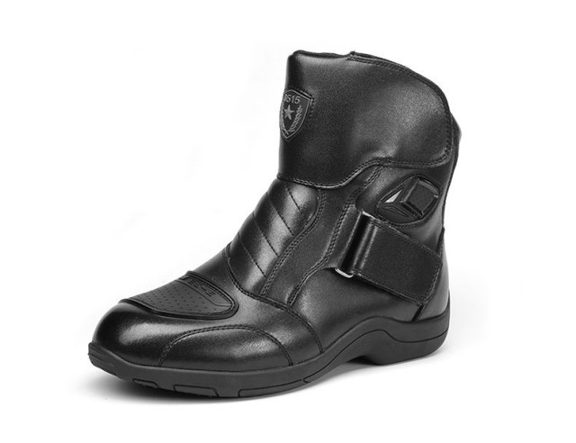 How Tactical Footwear Engineering Solves Critical Risks in High-Stakes Professions