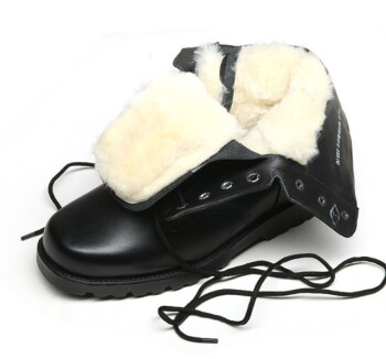 How Work Boot Materials and Technologies Shield Against Cold Weather Hazards