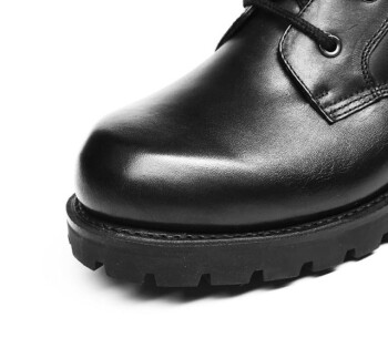 Wellington Boots in Snow: How to Optimize Them for Warmth and Safety