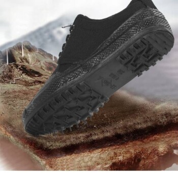 トレッキングシューズの選び方：地形、バイオメカニクス、パフォーマンスとのマッチング