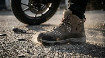 Anatomia di una Caduta: La Biomeccanica dell'Ingegneria degli Stivali da Moto