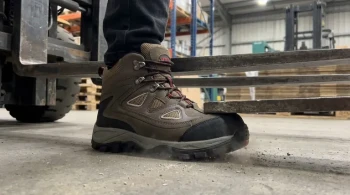 وعد المهندس: تفكيك الضغط البالغ 2500 رطل في أحذية السلامة