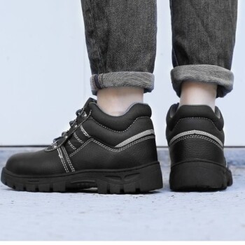 How to Choose Between Weather-Resistant and Waterproof Safety Boots for Your Work Environment