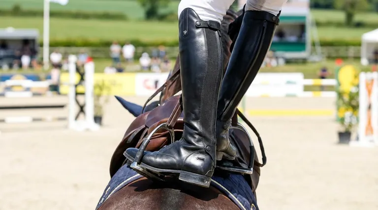 Quels sont les avantages des panneaux élastiques dans les bottes d'équitation de saut d'obstacles ? Un ajustement et des performances supérieurs débloqués