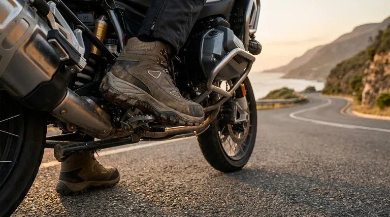 Quelles sont les fonctions principales des bottes de moto pour la sécurité du conducteur ? Conçues pour protéger contre les impacts, l'abrasion et les torsions.