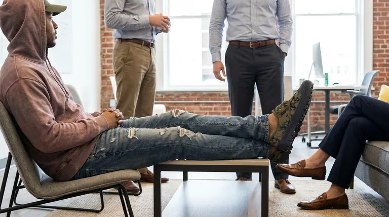 Quels types de vêtements ne sont pas considérés comme décontractés d'affaires ? Évitez ces erreurs de style courantes