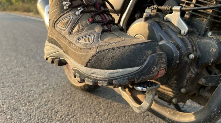 Pourquoi un patch de levier de vitesses est-il utile pour les bottes de moto de route ? Protégez vos bottes de l'usure du levier de vitesses