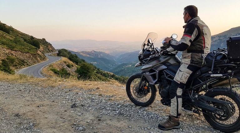 ما هي اعتبارات الراحة عند اختيار أحذية الدراجات النارية؟ دليل الأداء على الطريق وخارجه