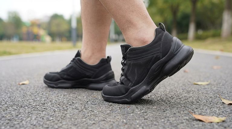 Quelles caractéristiques sont importantes pour les marcheurs lourds ou les personnes obèses ? Un guide des chaussures de soutien et durables
