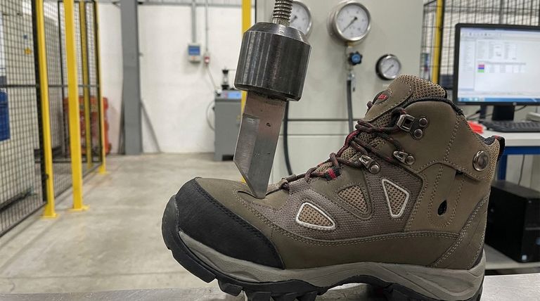 Cosa misura il test di taglio da impatto negli stivali da moto? Comprendere la sicurezza CE Livello 1 vs. Livello 2