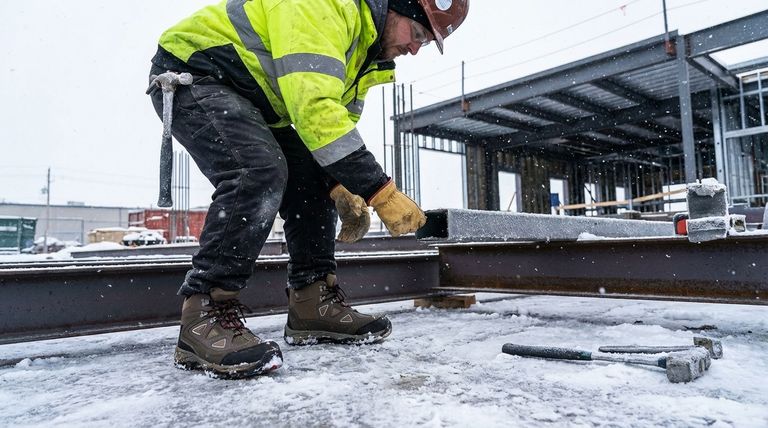 哪些类型的工人可能需要绝缘工作靴?寒冷环境下的必备鞋履