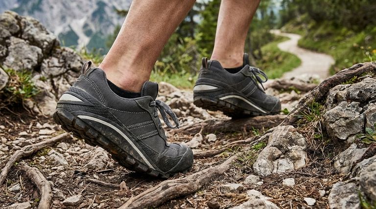 ハイキングシューズを選ぶ際に考慮すべき要素は何ですか?あなたにぴったりの一足を見つけましょう。