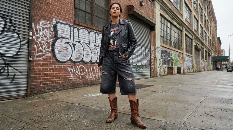 ¿Cómo se pueden combinar las botas de cowboy de forma poco convencional? Rompe con la tradición con combinaciones modernas