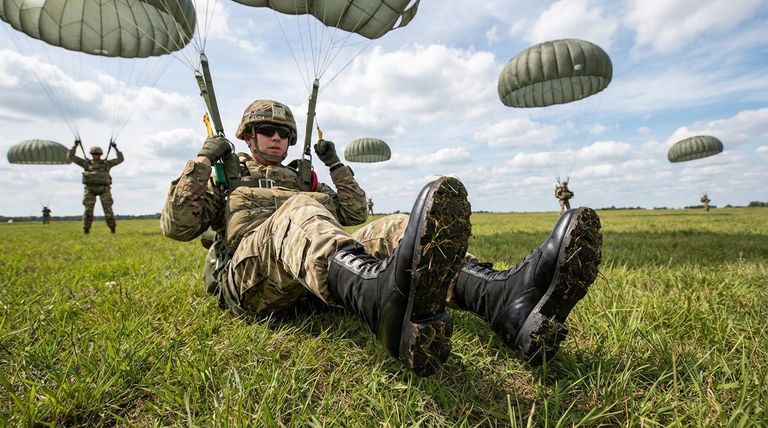 Quais são os usos primários das botas de paraquedista? Suporte Rígido para o Tornozelo em Aterrissagens de Alto Impacto