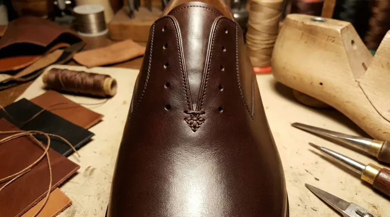 ¿Cuál es el propósito de la puntada en la parte inferior de la garganta en los zapatos Goodyear Welted? Descubra la ingeniería oculta para la durabilidad