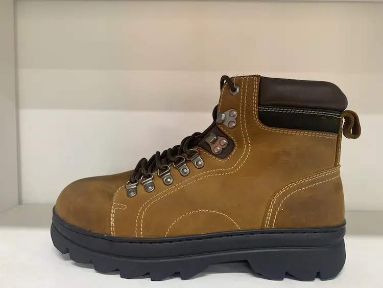 Lato delle scarpe di sicurezza