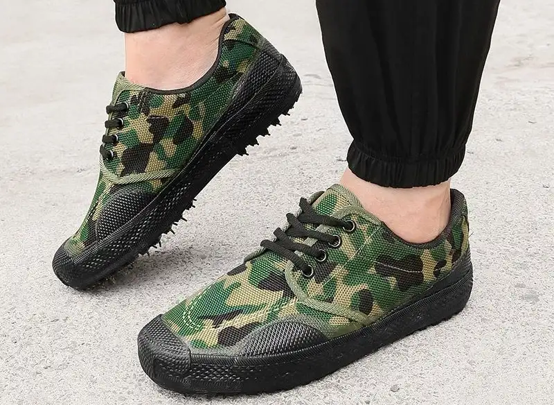 High-traction cleated rubber sole for wholesale shoes